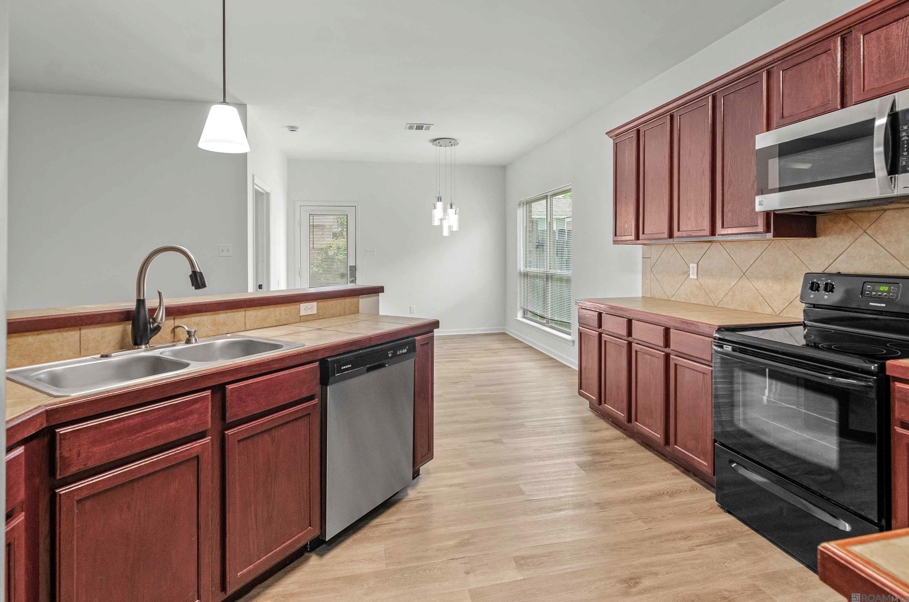 6834 Silver Springs Dr, Greenwell Springs, Louisiana image 2