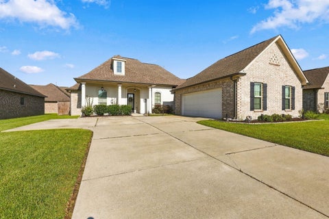 Homes For Sale - 109 Kings Wood Avenue<br/> Thibodaux, LA 70301