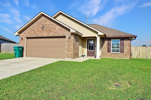 Homes For Sale - 11377 Ashwood Ct<br/> Denham Springs, LA 70726