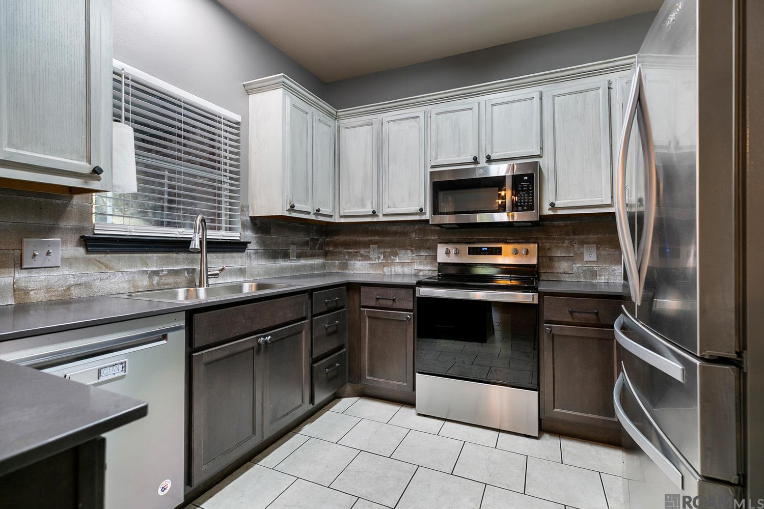 16369 W Great Oak Ct