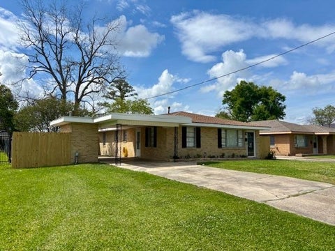 Homes For Sale - 138 Wolff Parkway<br/> Houma, LA 70360