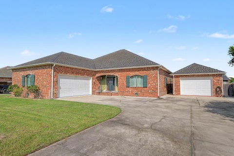Homes For Sale - 228 Lake Mechant Court<br/> Terrebonne County, Houma, LA 70360