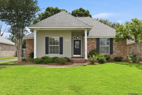 Homes For Sale - 18341 Lake Indigo Dr<br/> Baton Rouge, LA 70817