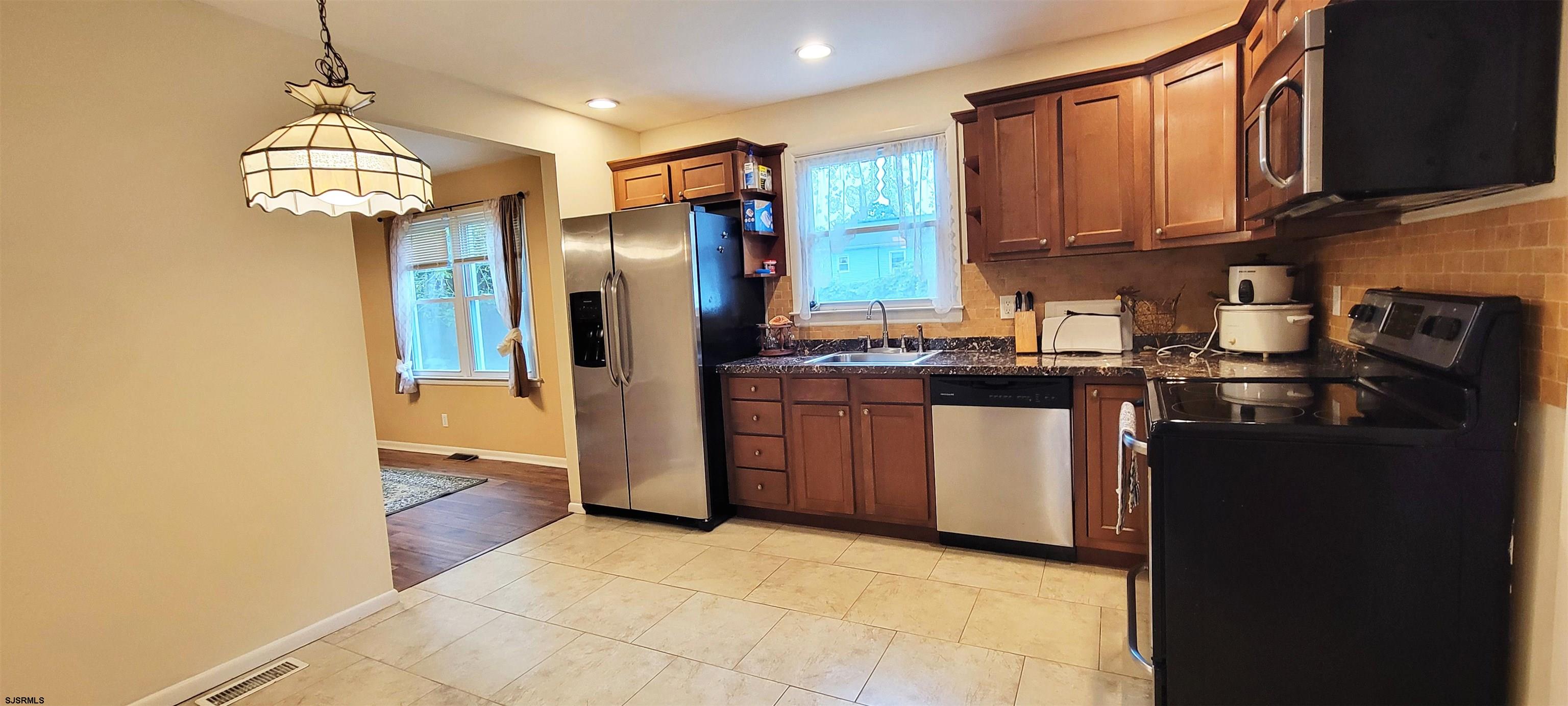 Northfield, New Jersey 08225, United States, 3 Bedrooms Bedrooms, ,2 BathroomsBathrooms,Residential,Active,194536