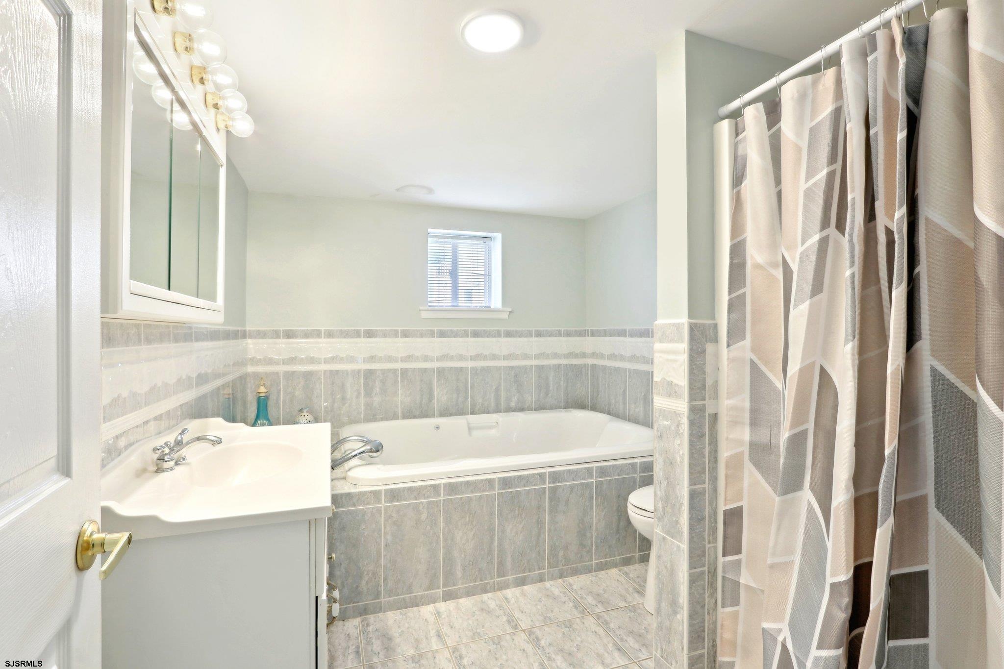 Wildwood, New Jersey 08260, United States, 4 Bedrooms Bedrooms, ,4 BathroomsBathrooms,Residential,Pending,117355