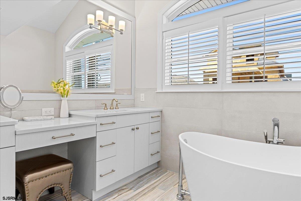 Margate, New Jersey 08402, United States, 5 Bedrooms Bedrooms, ,4 BathroomsBathrooms,Residential,Active,138379