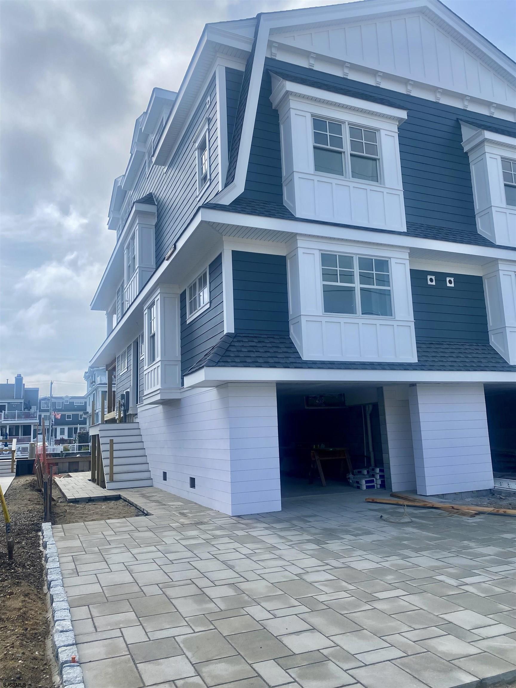 2425 Harbor Ave 2425