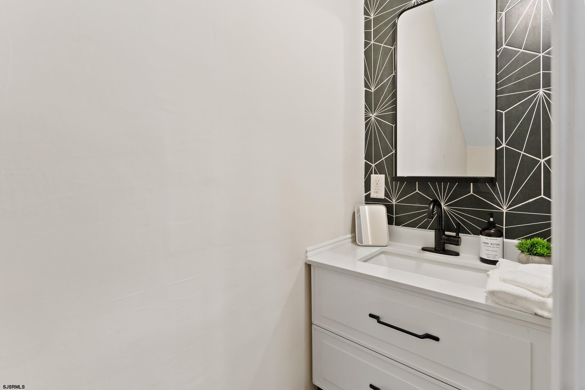 Atlantic City, New Jersey 08401, United States, 5 Bedrooms Bedrooms, ,3 BathroomsBathrooms,Residential,Active,158136