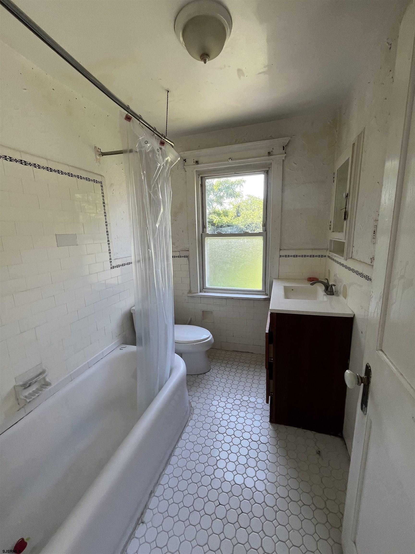 Atlantic City, New Jersey 08401, United States, 3 Bedrooms Bedrooms, ,2 BathroomsBathrooms,Residential,Pending,181147