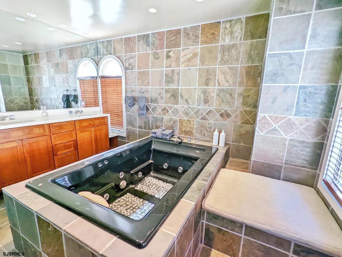 Atlantic City, New Jersey 08401, United States, 4 Bedrooms Bedrooms, ,4 BathroomsBathrooms,Residential,Active,254426