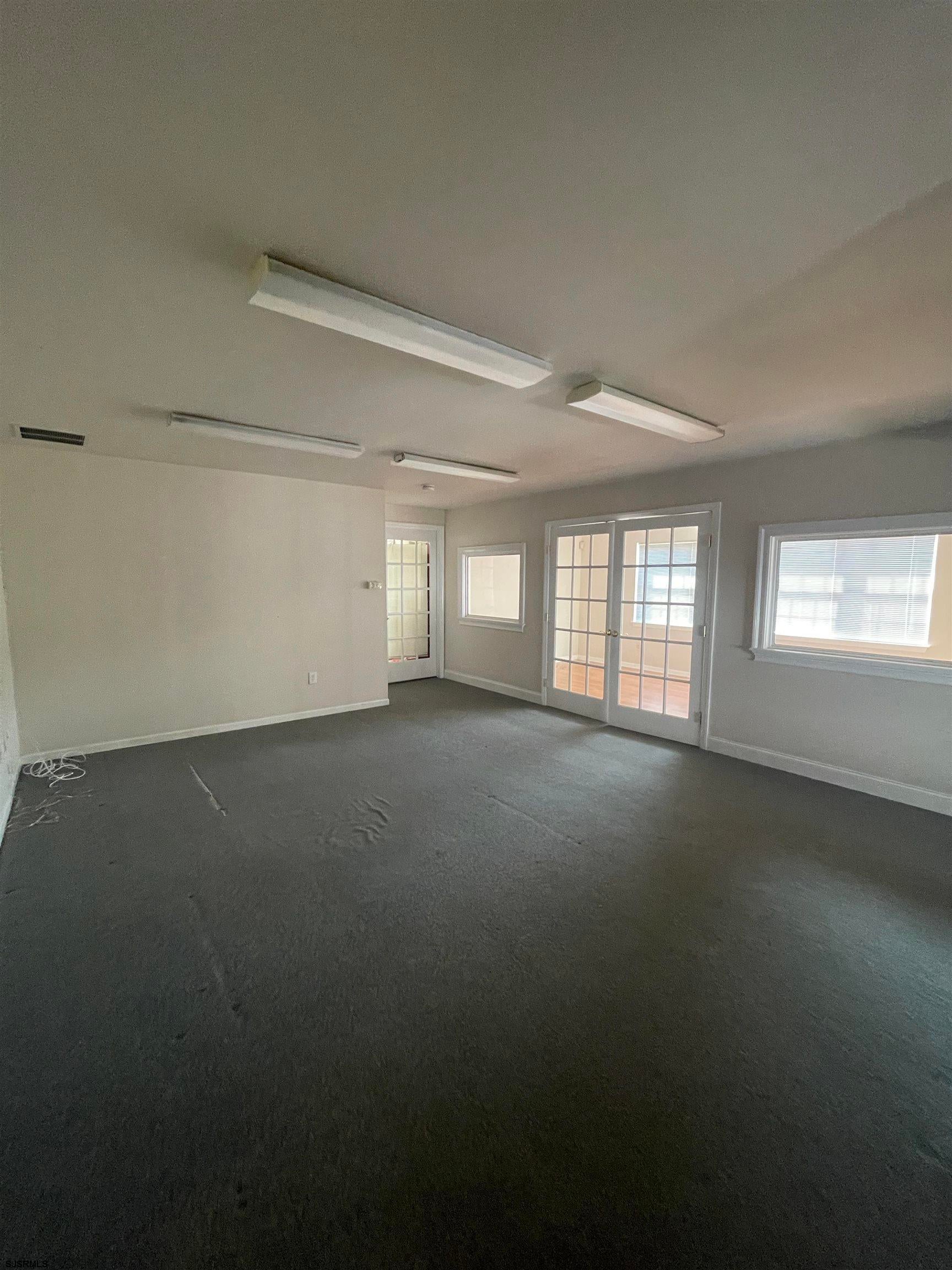331 E Jimmie Leeds