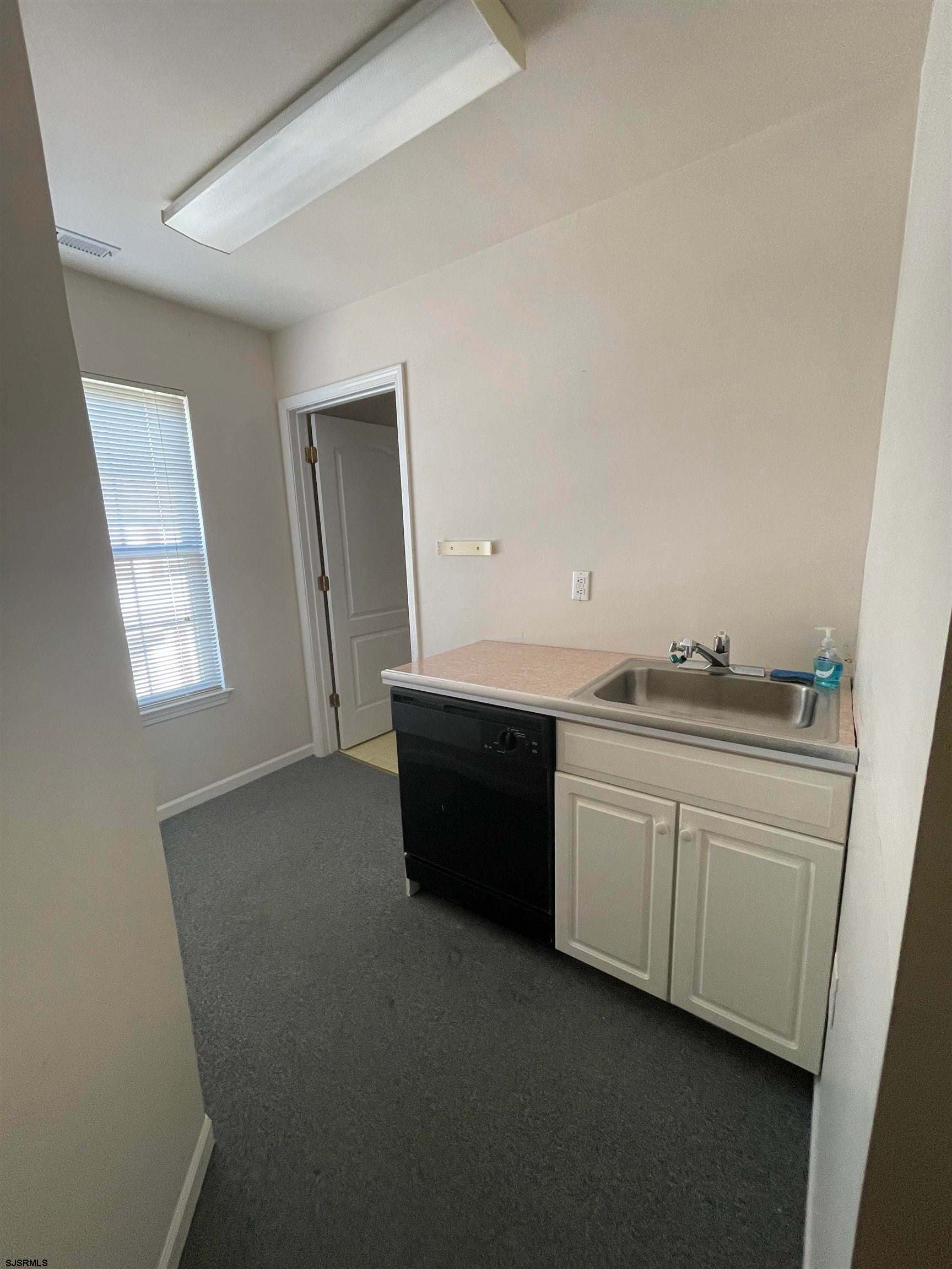 331 E Jimmie Leeds