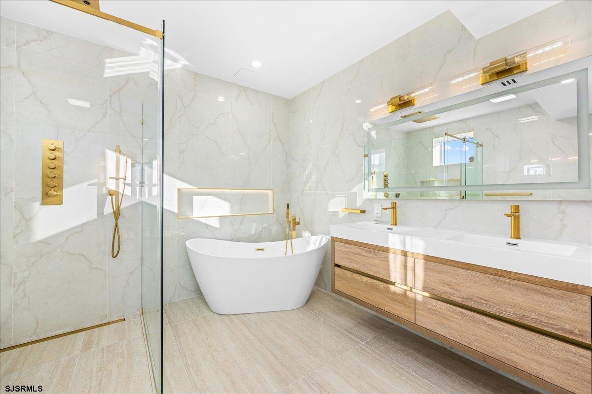 Ventnor, New Jersey 08402, United States, 6 Bedrooms Bedrooms, ,6 BathroomsBathrooms,Residential,Active,250671