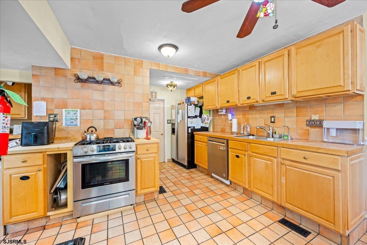 Absecon, New Jersey 08201, United States, 5 Bedrooms Bedrooms, ,4 BathroomsBathrooms,Residential,Active,201056