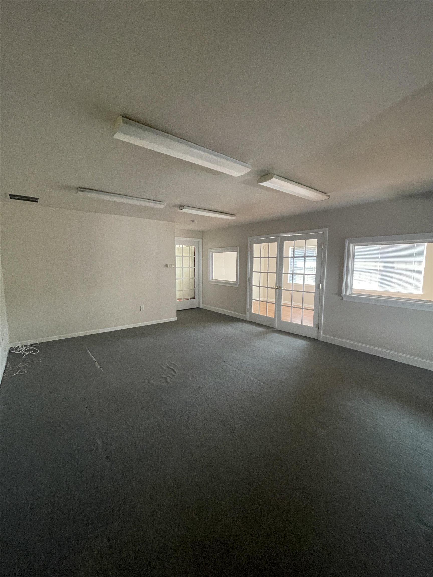 331 E Jimmie Leeds