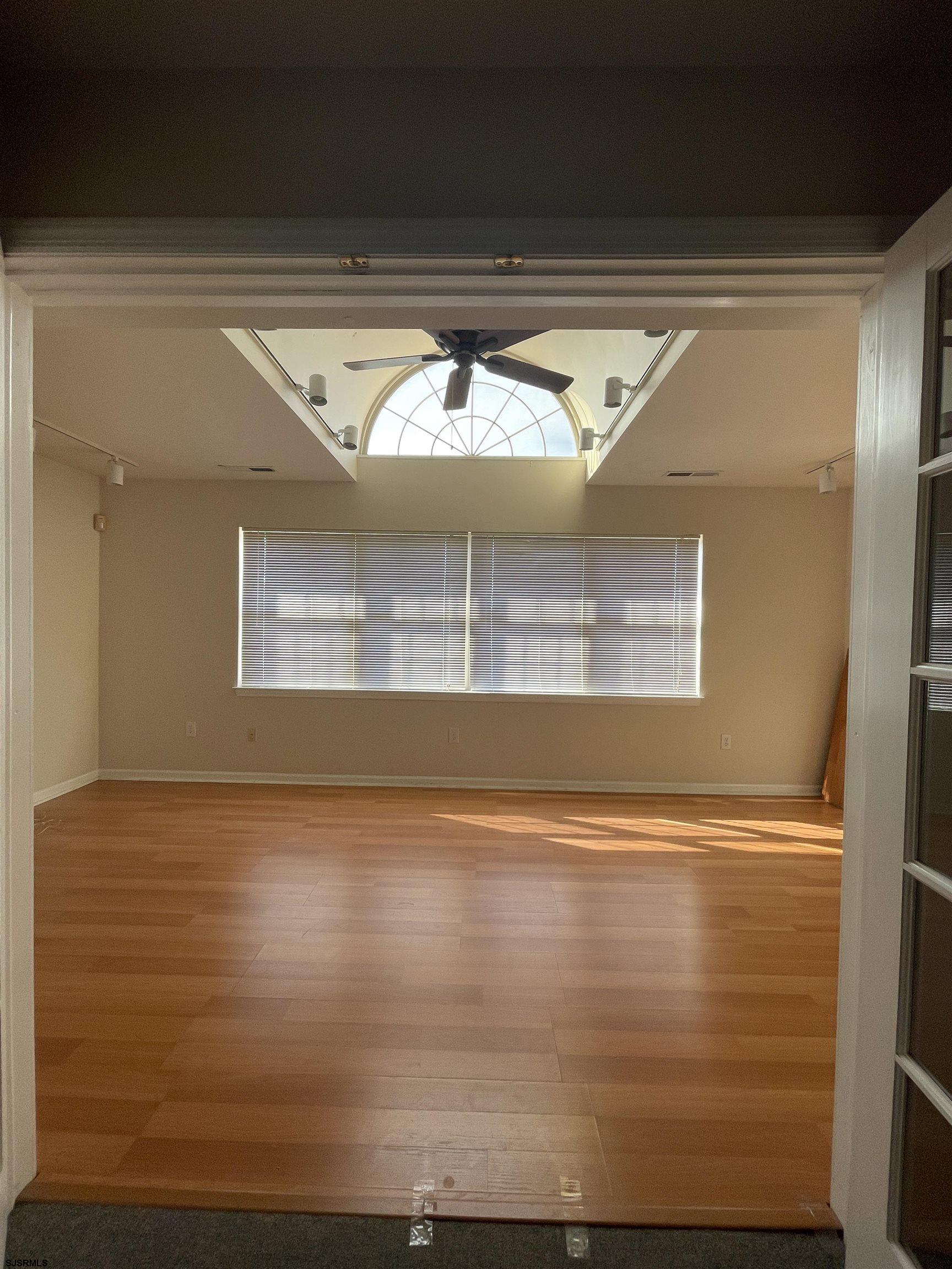 331 E Jimmie Leeds