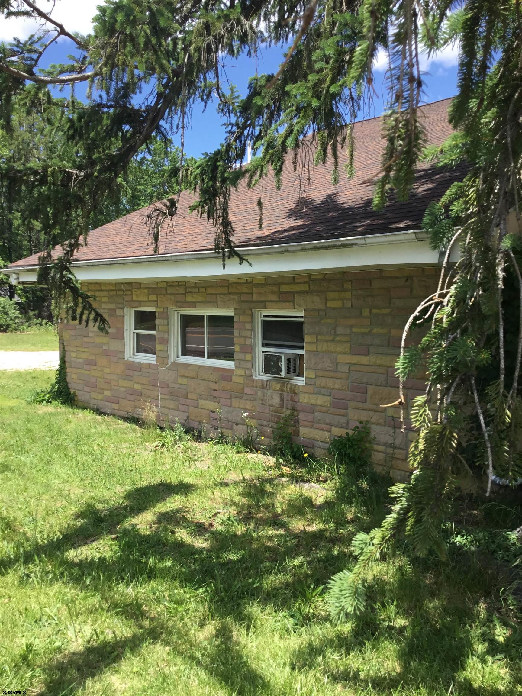 527 E Jimmie Leeds