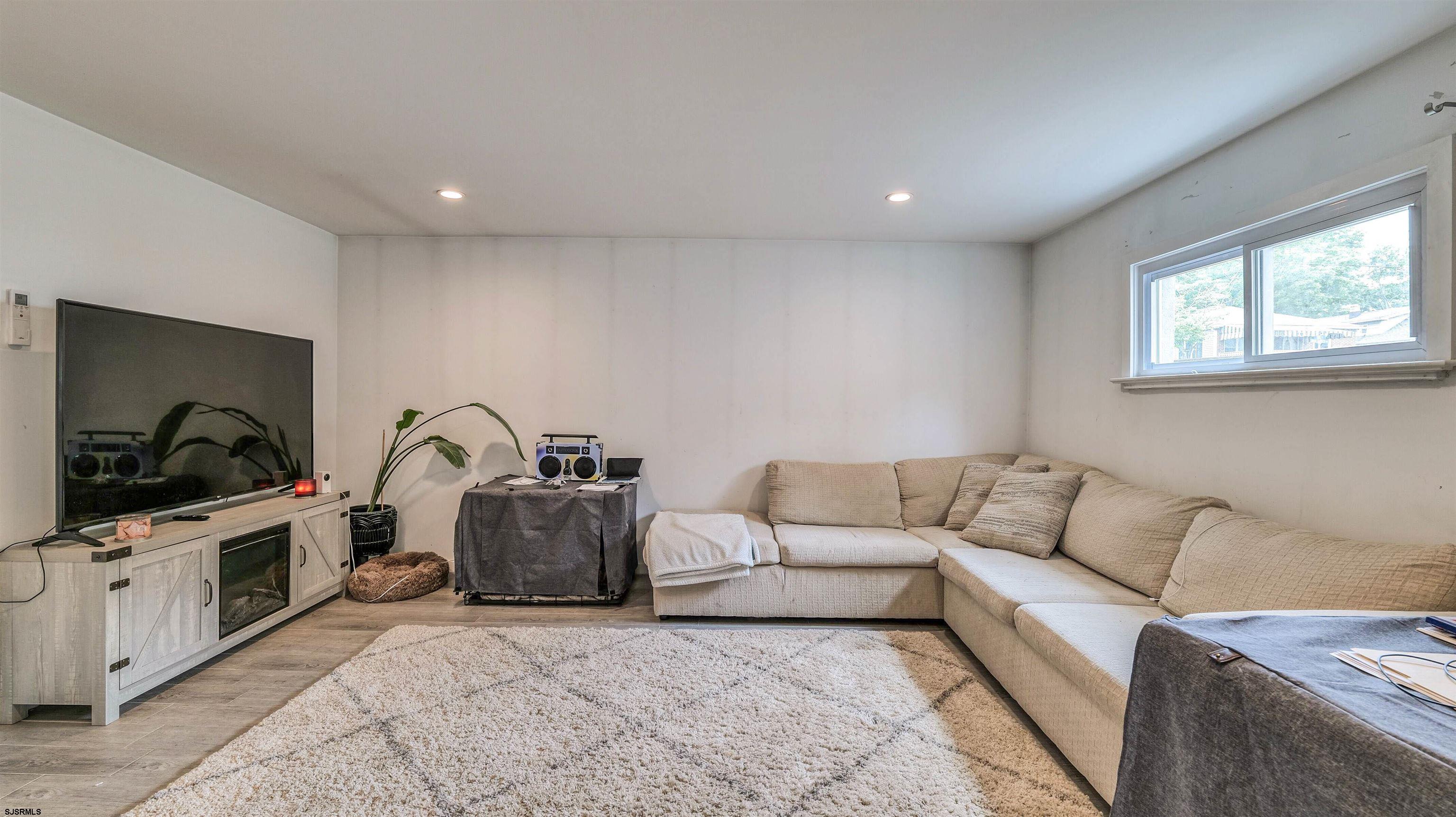 Somers Point, New Jersey 08244, United States, 8 Bedrooms Bedrooms, ,4 BathroomsBathrooms,Residential,Active,148361