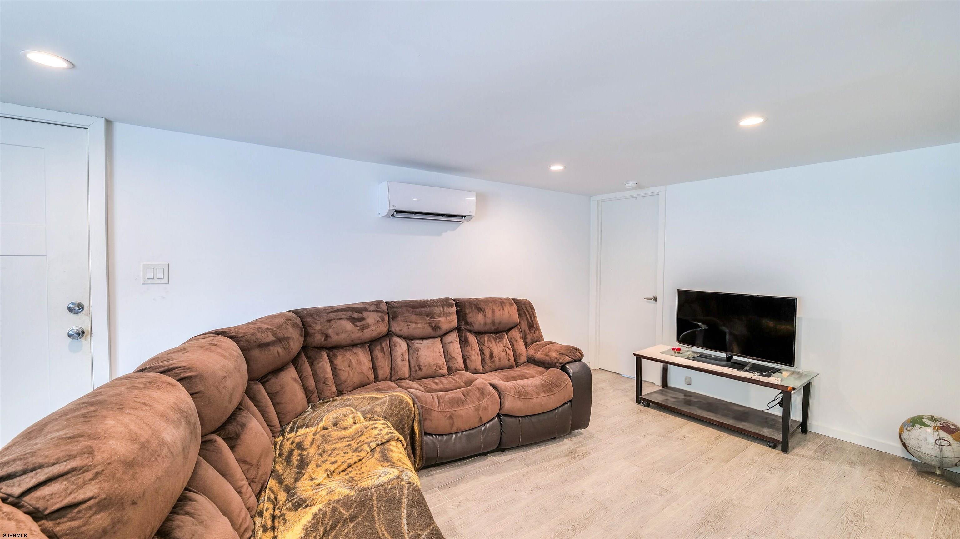 Somers Point, New Jersey 08244, United States, 8 Bedrooms Bedrooms, ,4 BathroomsBathrooms,Residential,Active,148361