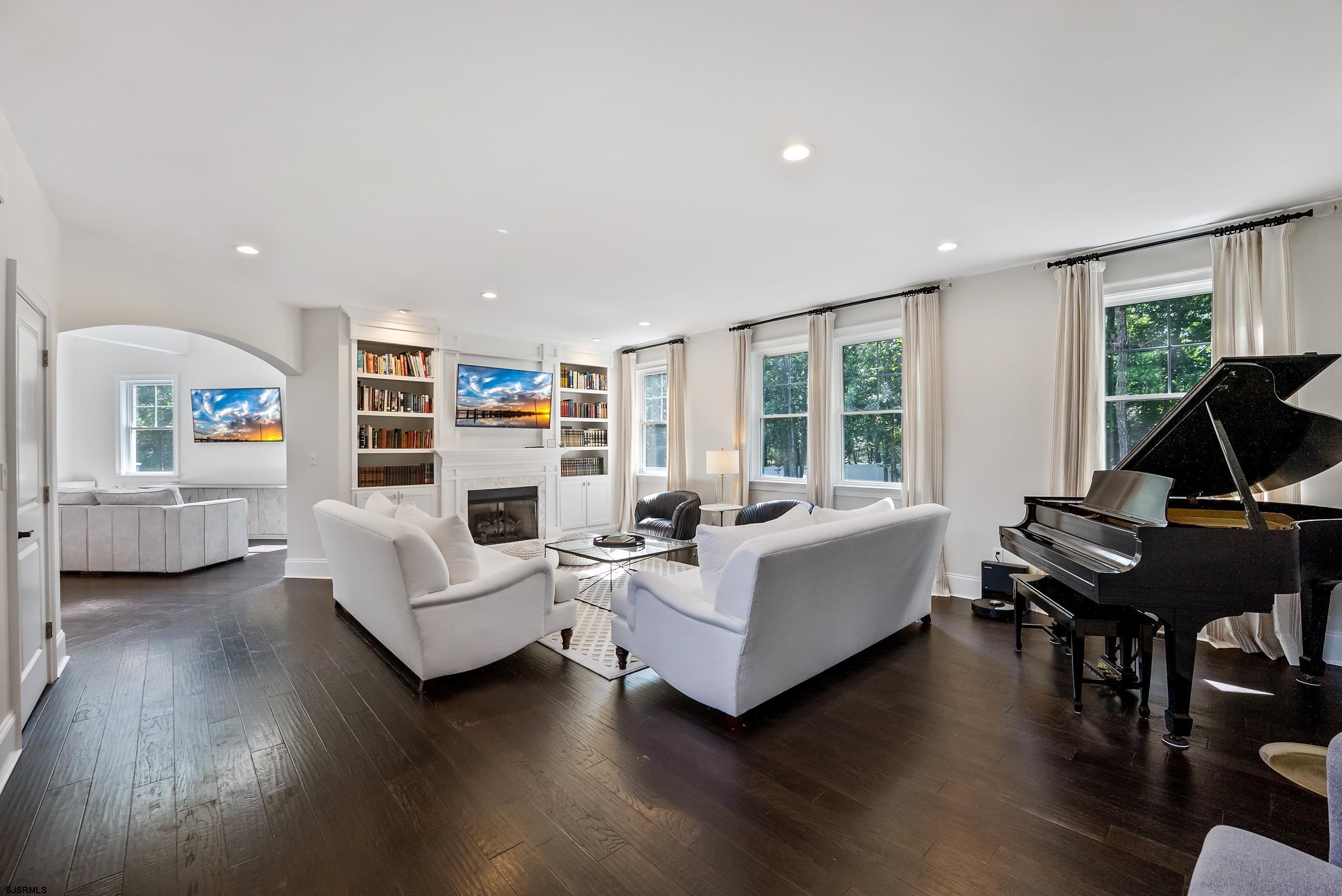 802 Gatehouse Dr