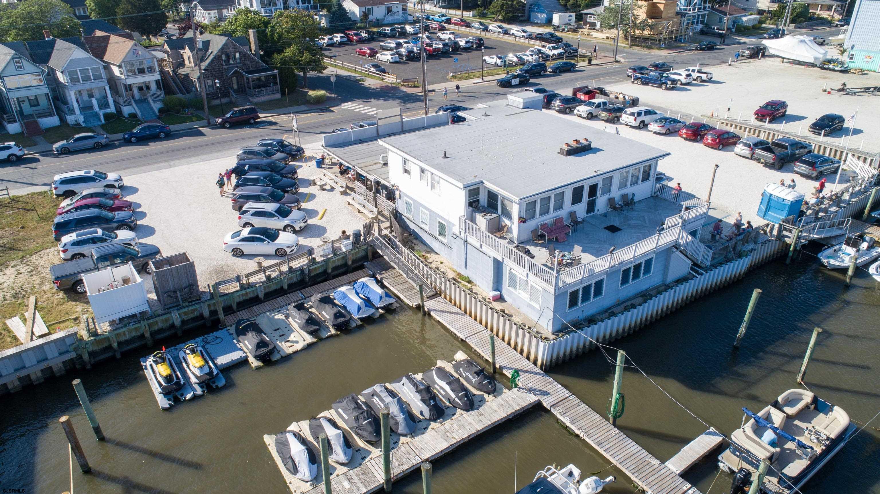 910 Bay Ave