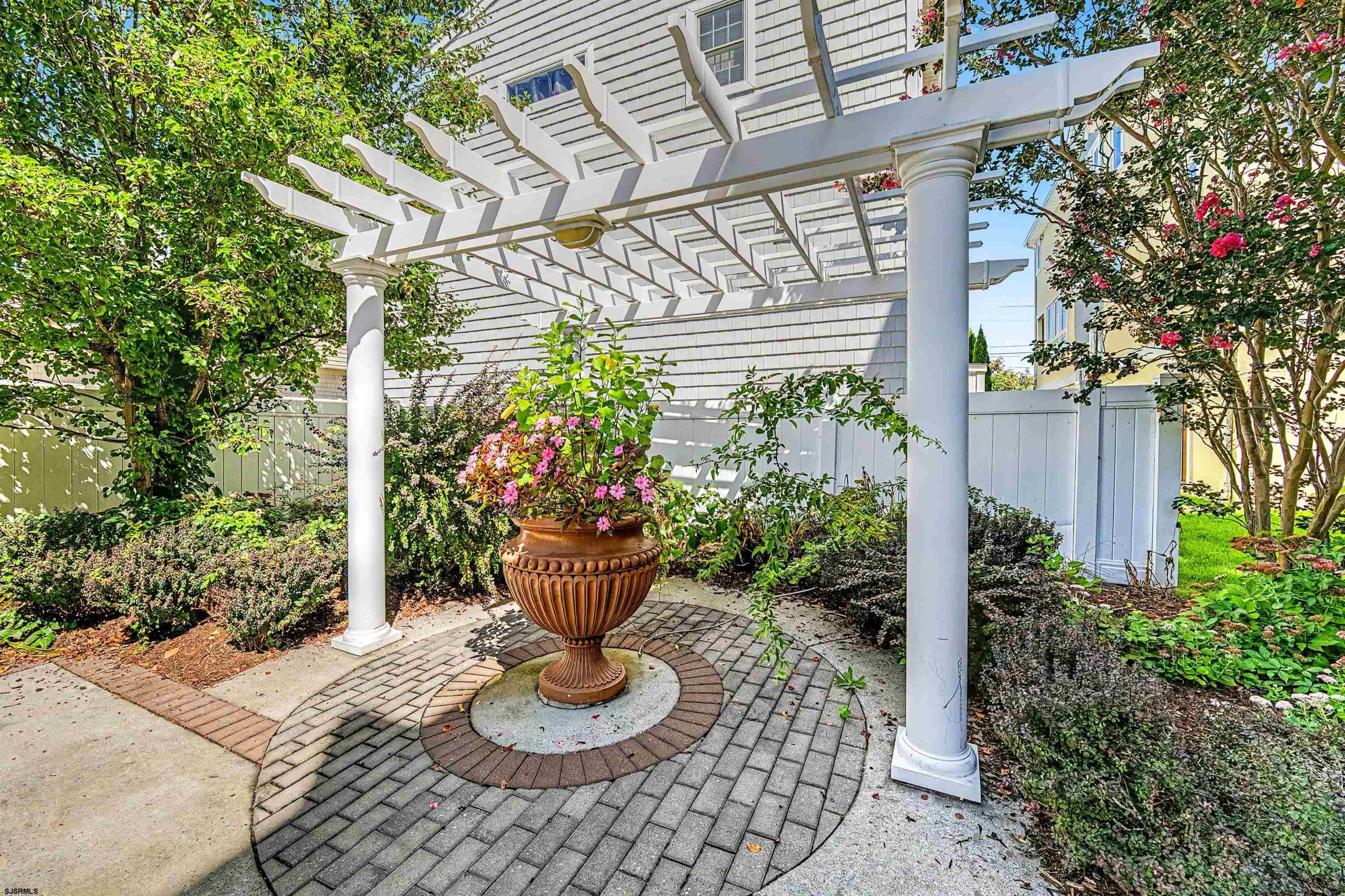 223 N Washington 2B