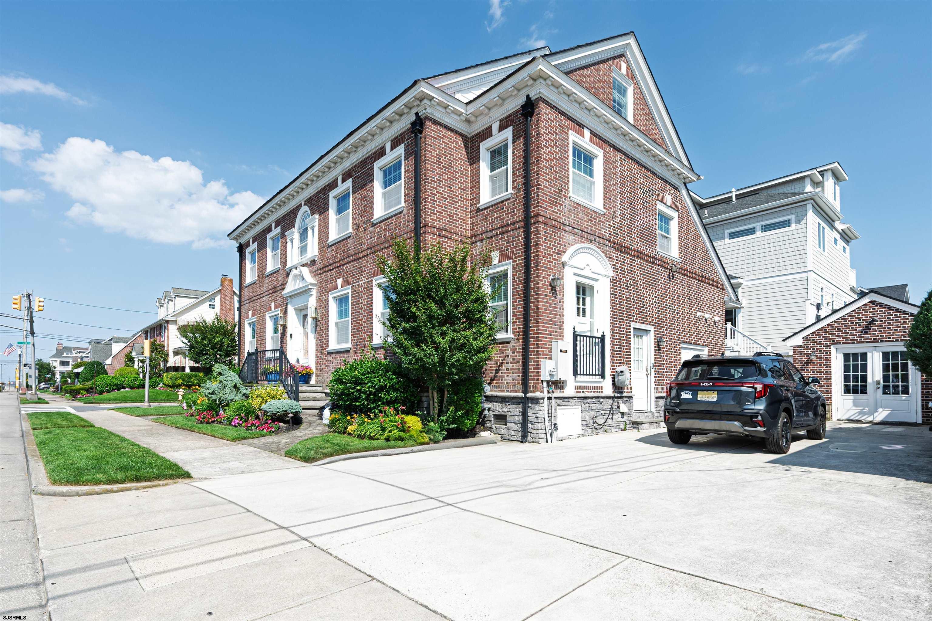 100 S Thurlow Ave