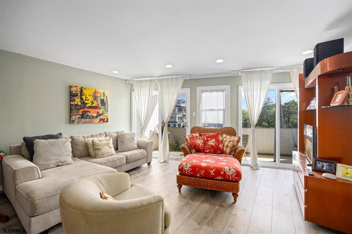 2707 Ventnor