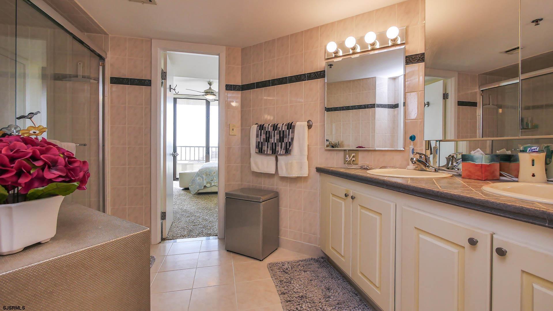 Atlantic City, New Jersey 08401, United States, 1 Bedroom Bedrooms, ,2 BathroomsBathrooms,Residential,Pending,13997
