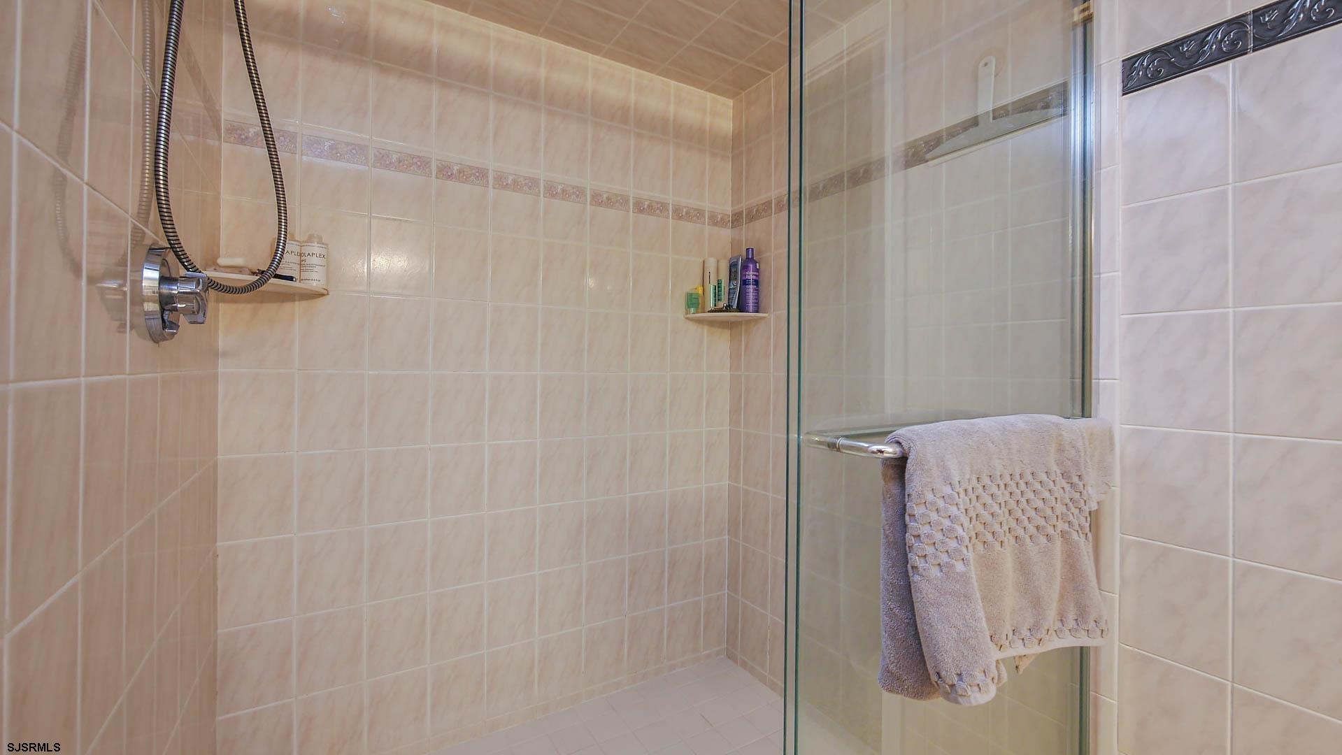 Atlantic City, New Jersey 08401, United States, 1 Bedroom Bedrooms, ,2 BathroomsBathrooms,Residential,Pending,13997
