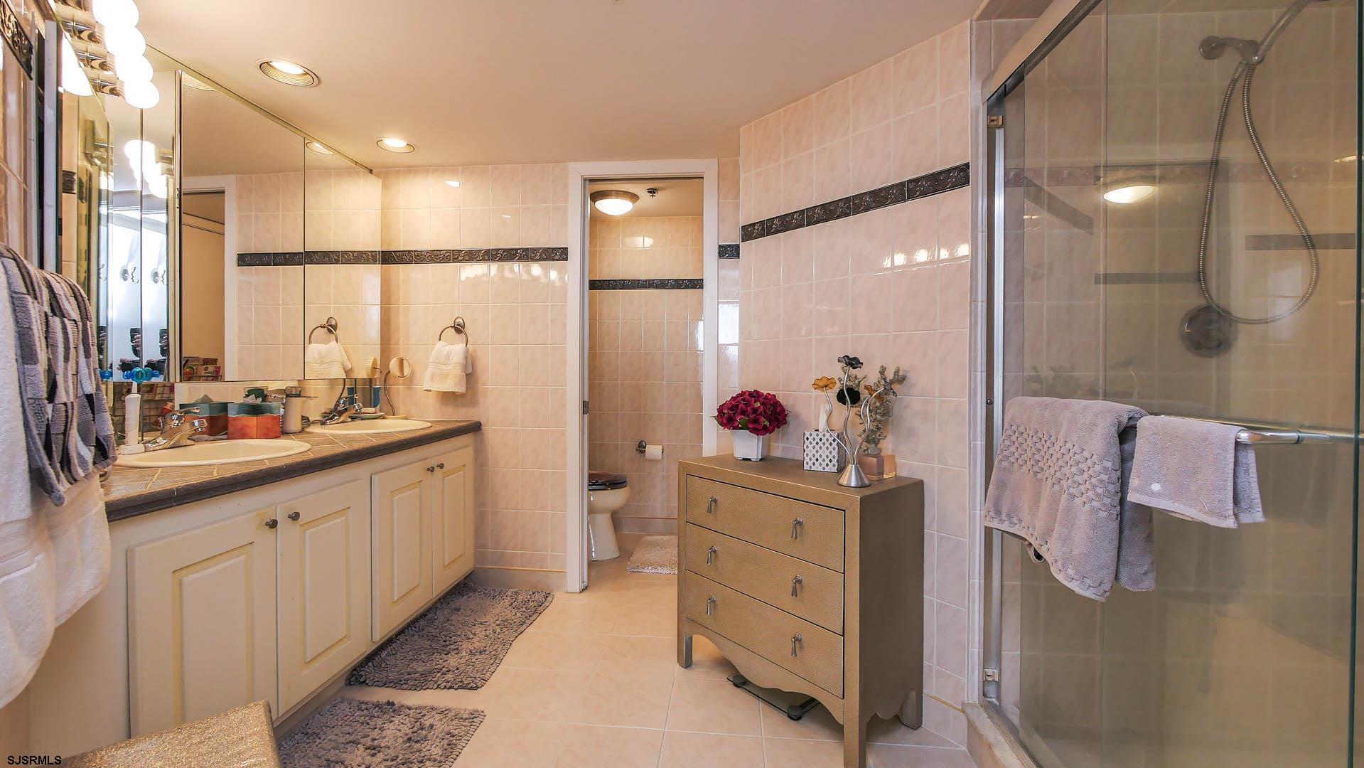 Atlantic City, New Jersey 08401, United States, 1 Bedroom Bedrooms, ,2 BathroomsBathrooms,Residential,Pending,13997