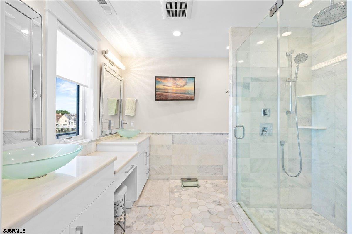 Margate, New Jersey 08402, United States, 6 Bedrooms Bedrooms, ,5 BathroomsBathrooms,Residential,Active,241630