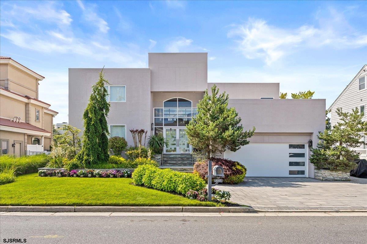 8205 Lagoon Dr