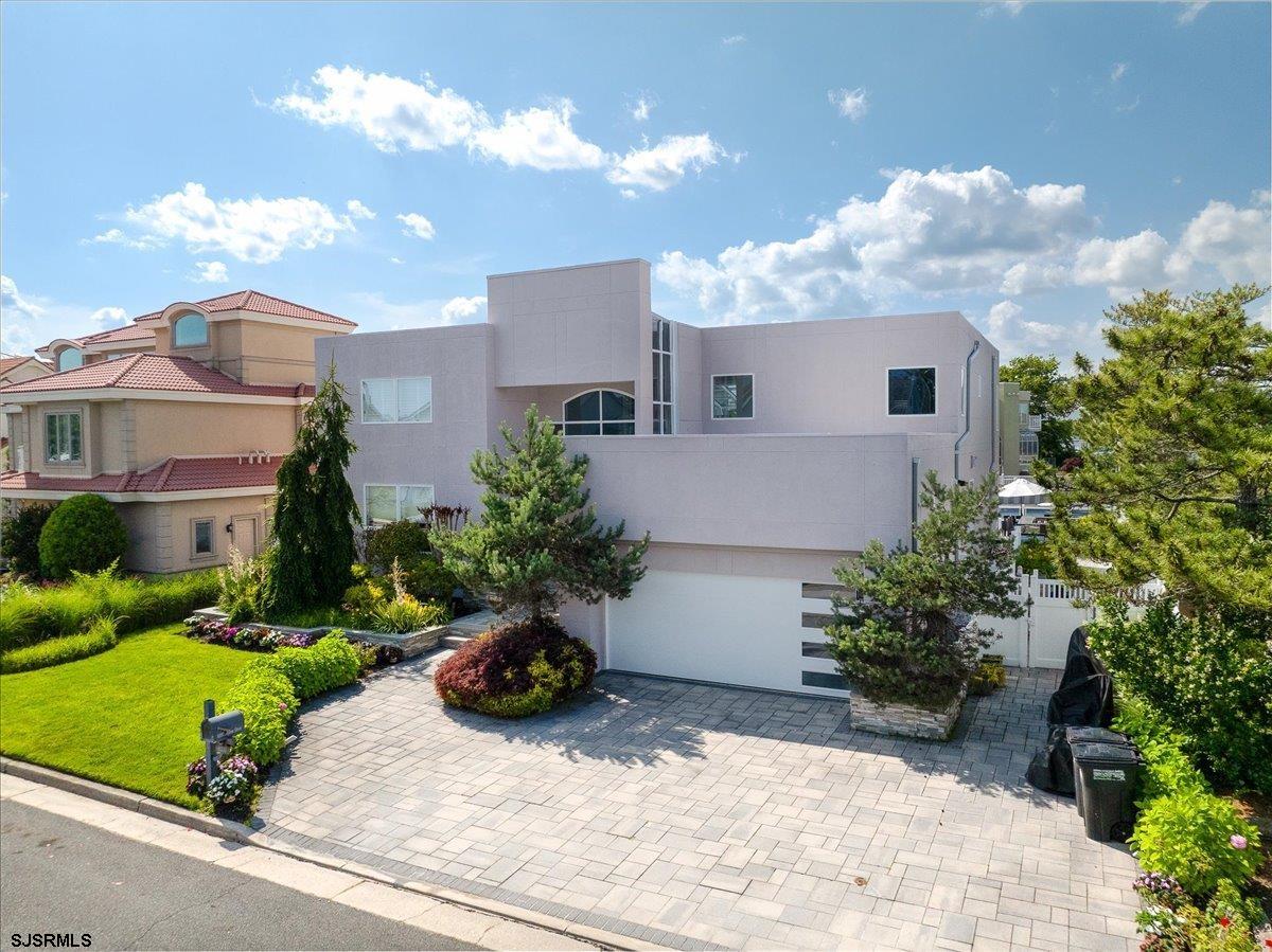 8205 Lagoon Dr