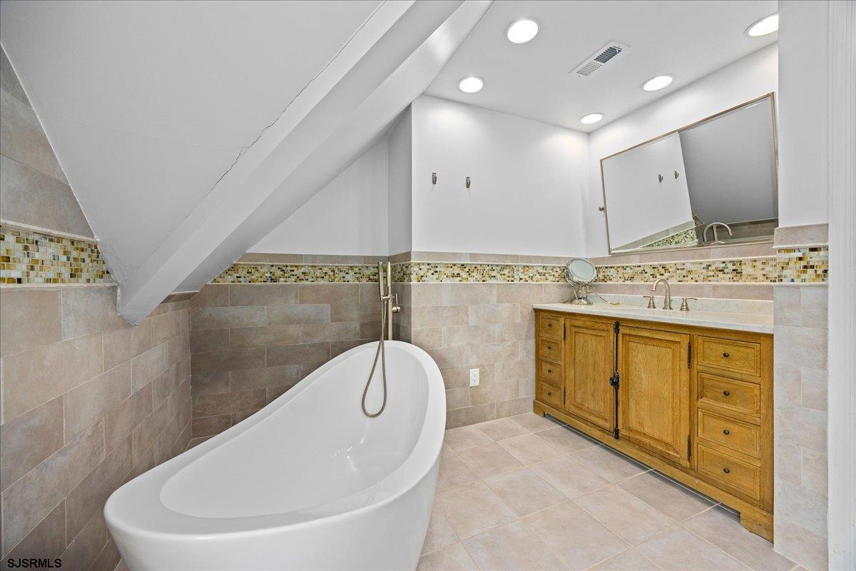 Ventnor, New Jersey 08406, United States, 9 Bedrooms Bedrooms, ,4 BathroomsBathrooms,Residential,Active,254486