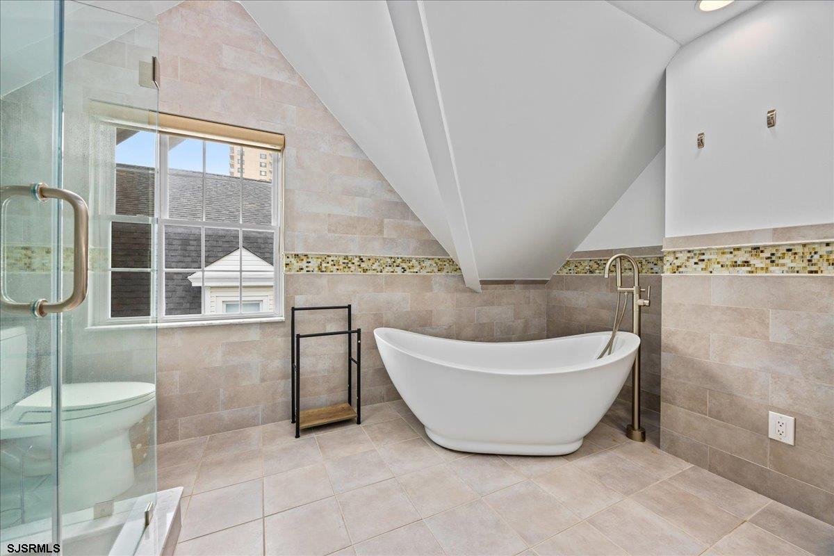 Ventnor, New Jersey 08406, United States, 9 Bedrooms Bedrooms, ,4 BathroomsBathrooms,Residential,Active,254486