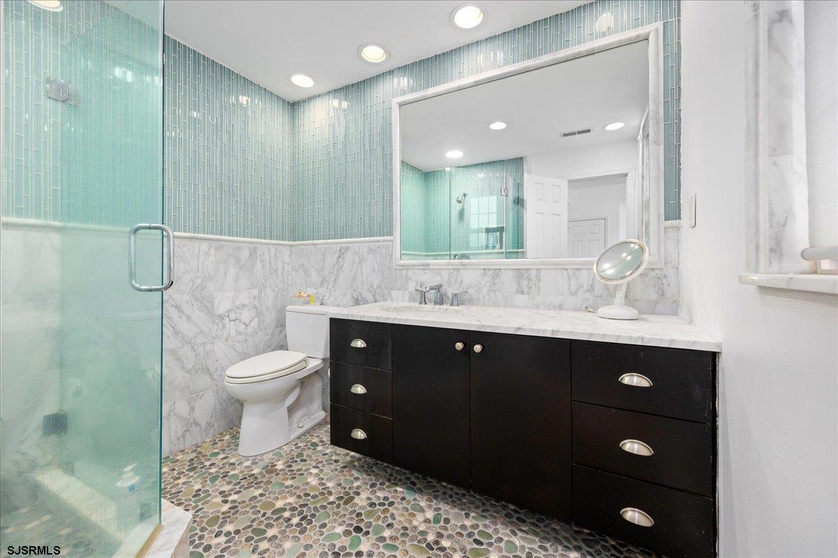 Ventnor, New Jersey 08406, United States, 9 Bedrooms Bedrooms, ,4 BathroomsBathrooms,Residential,Active,254486