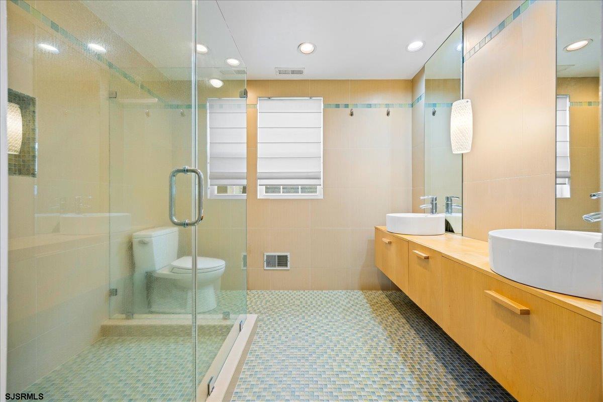 Ventnor, New Jersey 08406, United States, 9 Bedrooms Bedrooms, ,4 BathroomsBathrooms,Residential,Active,254486