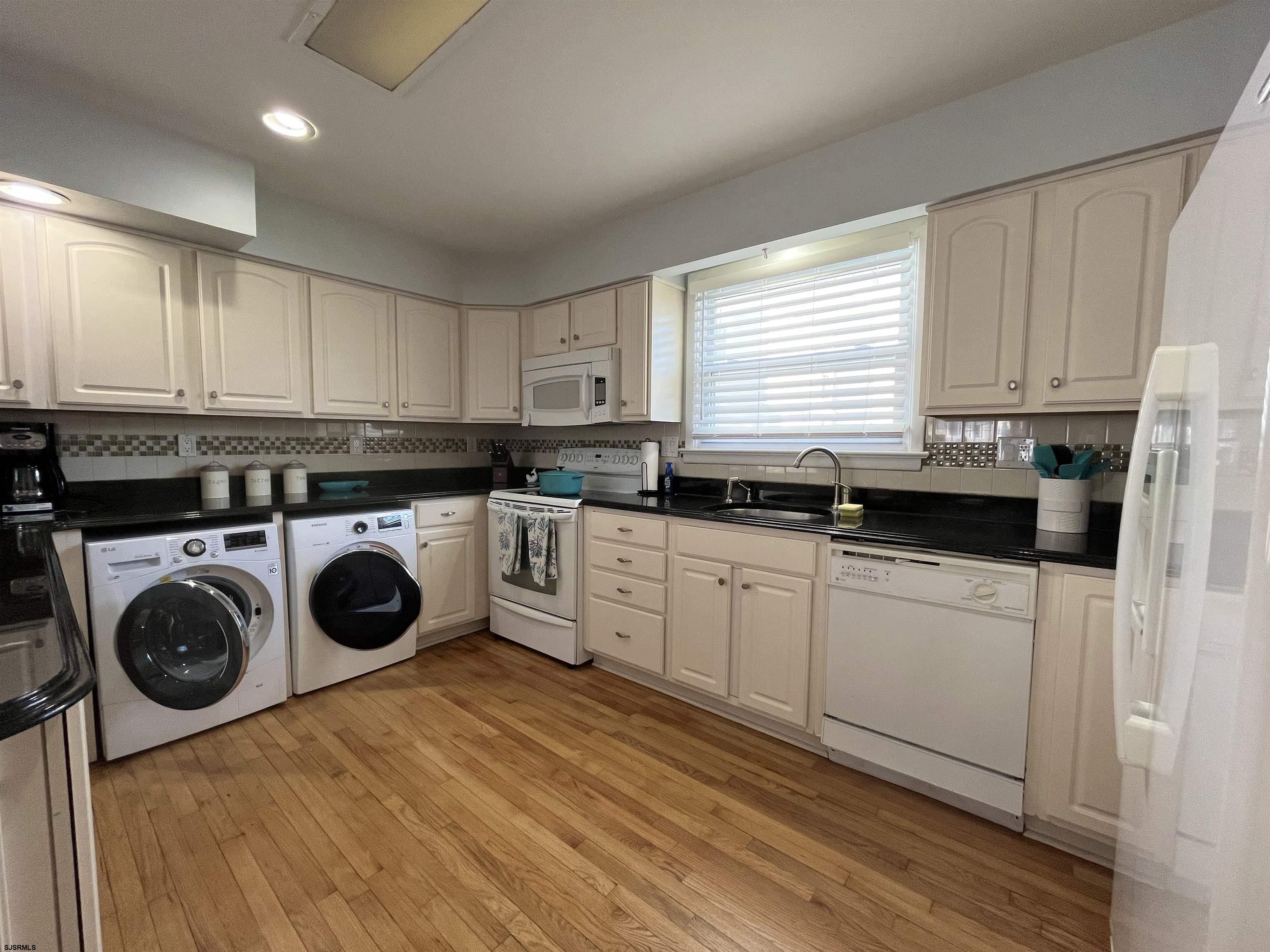 Longport, New Jersey 08403, United States, 3 Bedrooms Bedrooms, ,2 BathroomsBathrooms,Residential,Active,78930