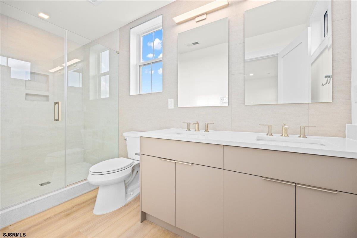 Longport, New Jersey 08403, United States, 5 Bedrooms Bedrooms, ,6 BathroomsBathrooms,Residential,Active,233243