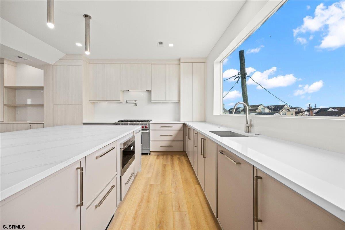 Longport, New Jersey 08403, United States, 5 Bedrooms Bedrooms, ,6 BathroomsBathrooms,Residential,Active,233243