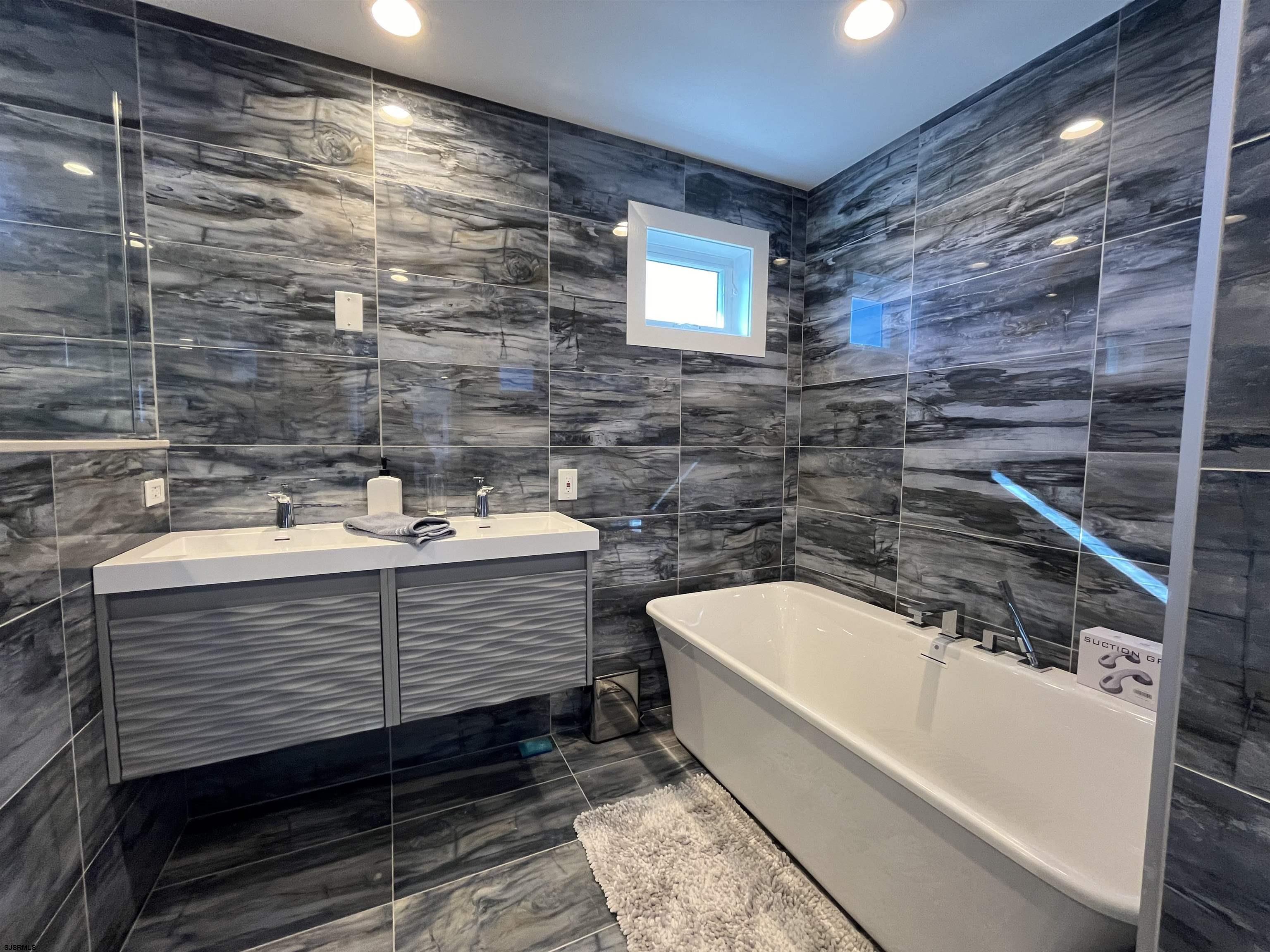 Atlantic City, New Jersey 08401, United States, 3 Bedrooms Bedrooms, ,3 BathroomsBathrooms,Residential,Active,82330