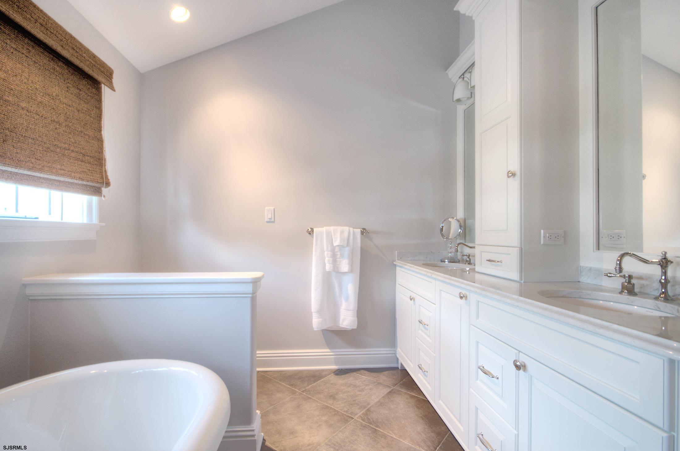 Margate, New Jersey 08402, United States, 6 Bedrooms Bedrooms, ,5 BathroomsBathrooms,Residential,Active,193555