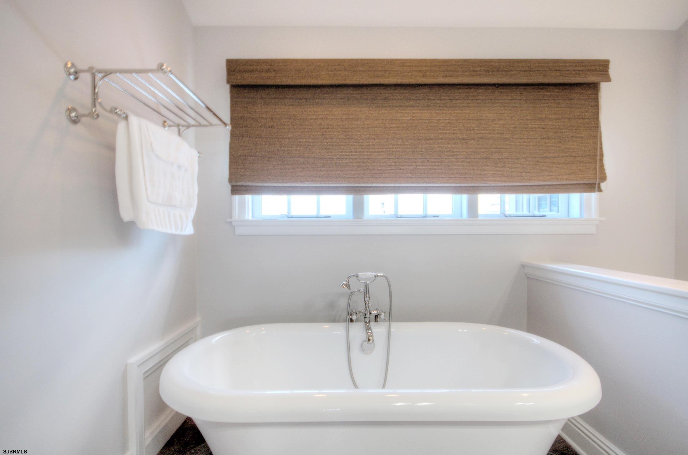 Margate, New Jersey 08402, United States, 6 Bedrooms Bedrooms, ,5 BathroomsBathrooms,Residential,Active,193555