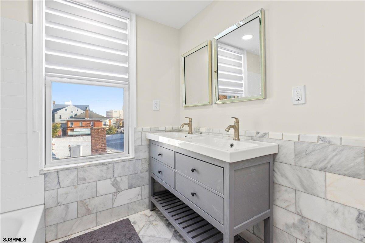 Ventnor, New Jersey 08406, United States, 6 Bedrooms Bedrooms, ,5 BathroomsBathrooms,Residential,Active,17370