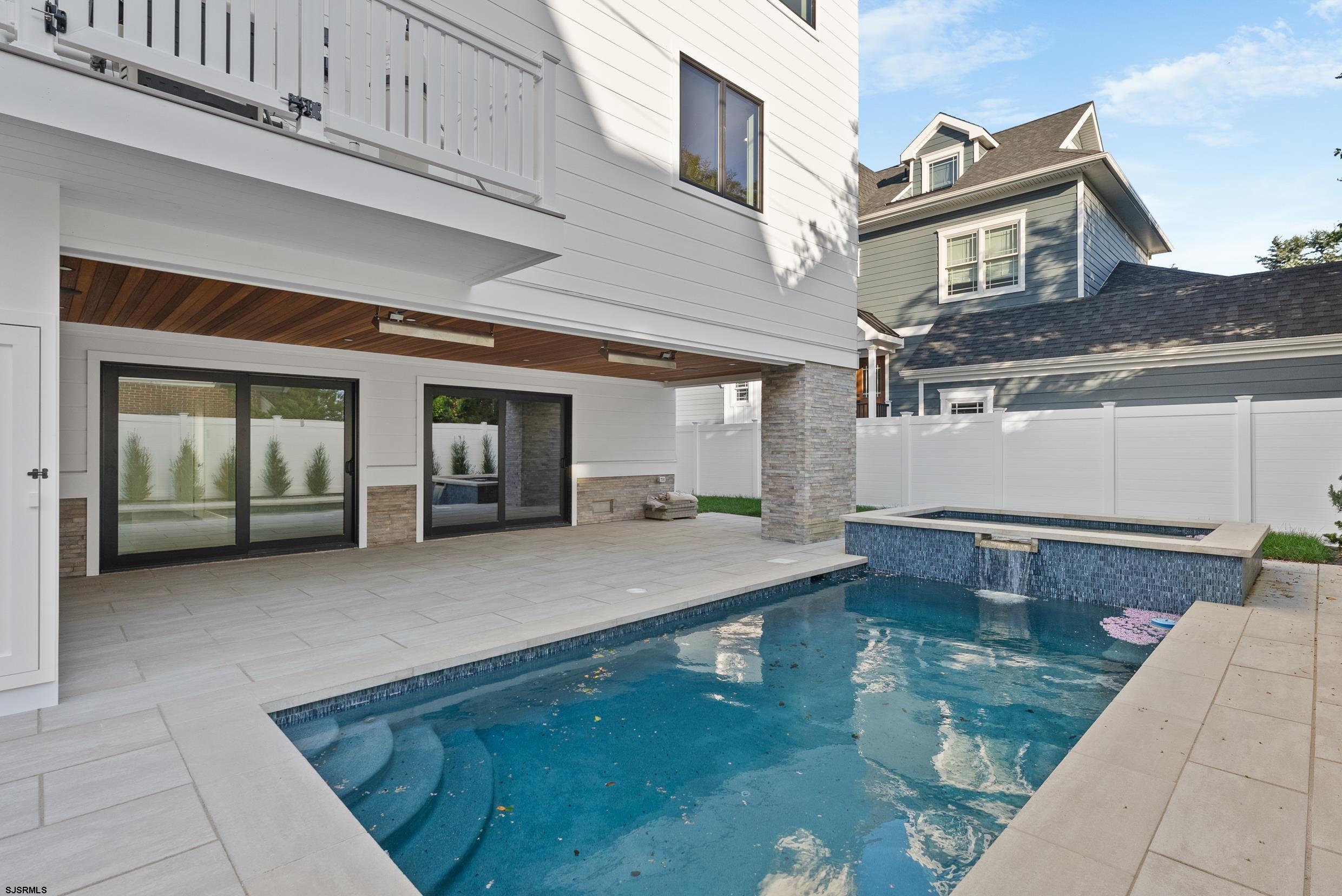 104 S Thurlow Ave