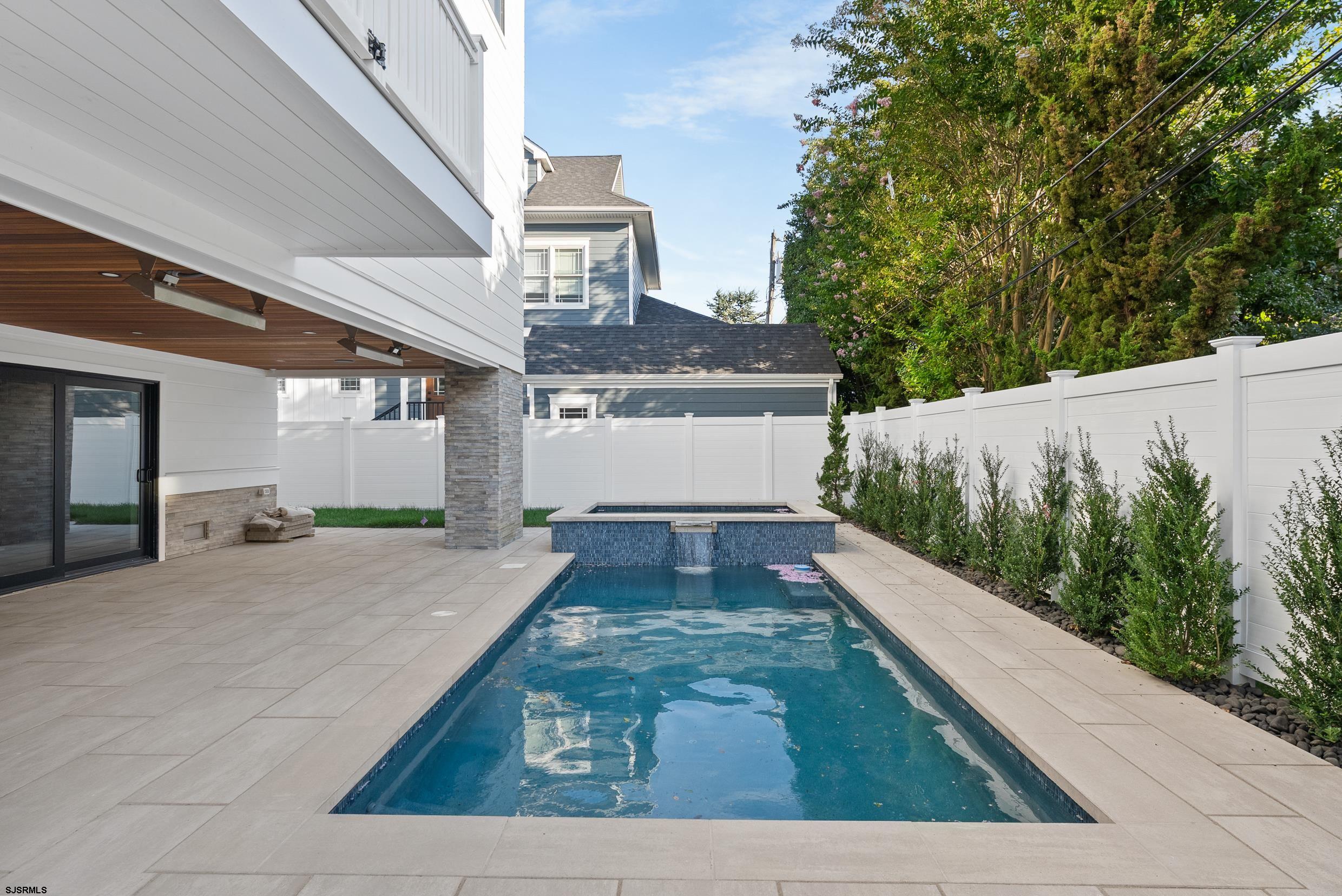 104 S Thurlow Ave