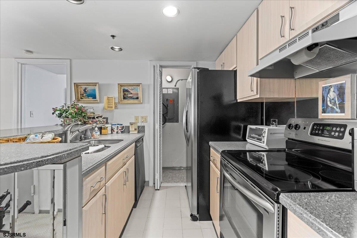 Atlantic City, New Jersey 08401, United States, 2 Bedrooms Bedrooms, ,2 BathroomsBathrooms,Residential,Pending,43599