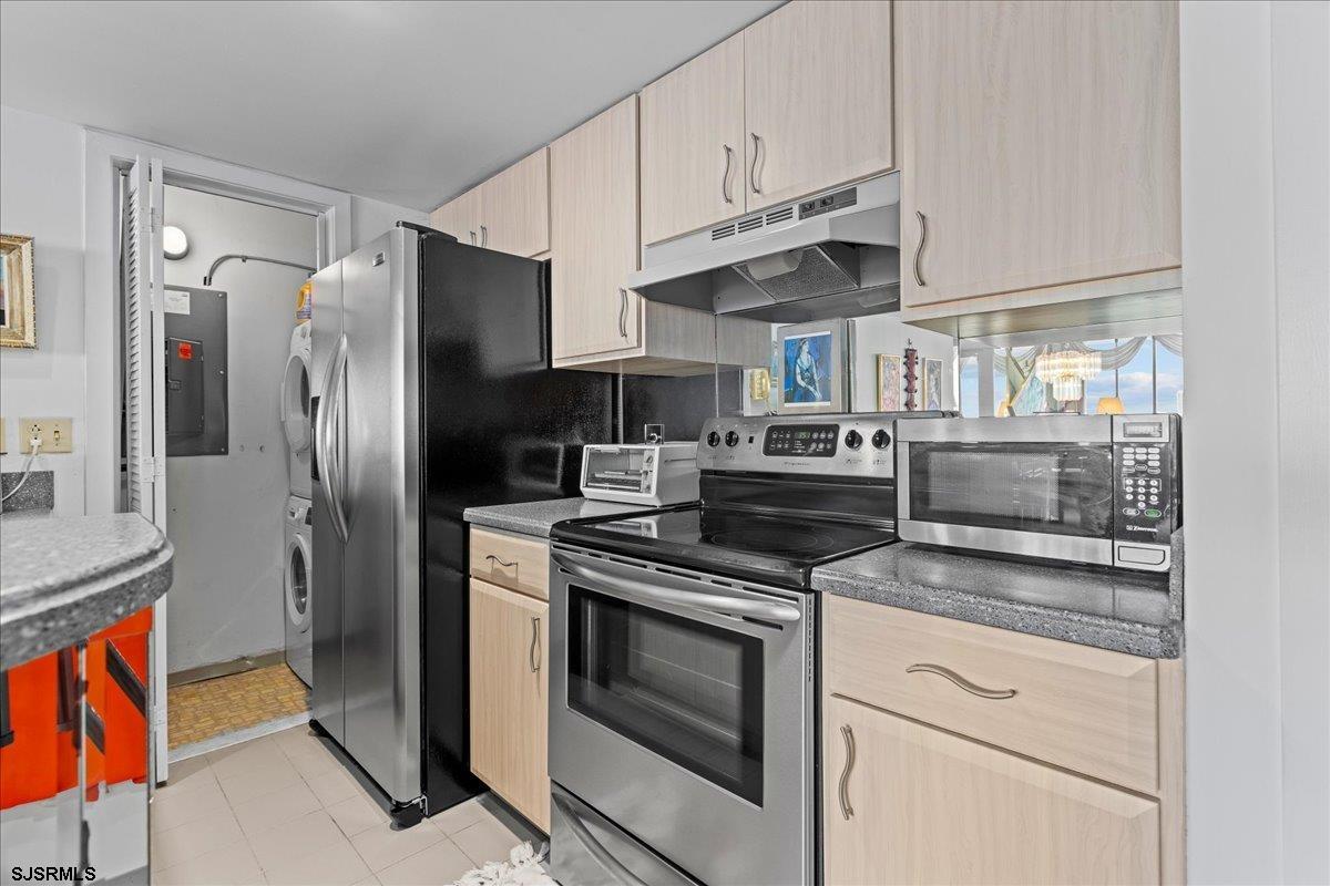 Atlantic City, New Jersey 08401, United States, 2 Bedrooms Bedrooms, ,2 BathroomsBathrooms,Residential,Pending,43599