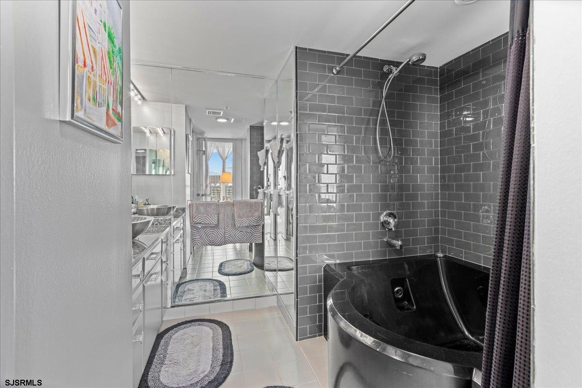 Atlantic City, New Jersey 08401, United States, 2 Bedrooms Bedrooms, ,2 BathroomsBathrooms,Residential,Pending,43599